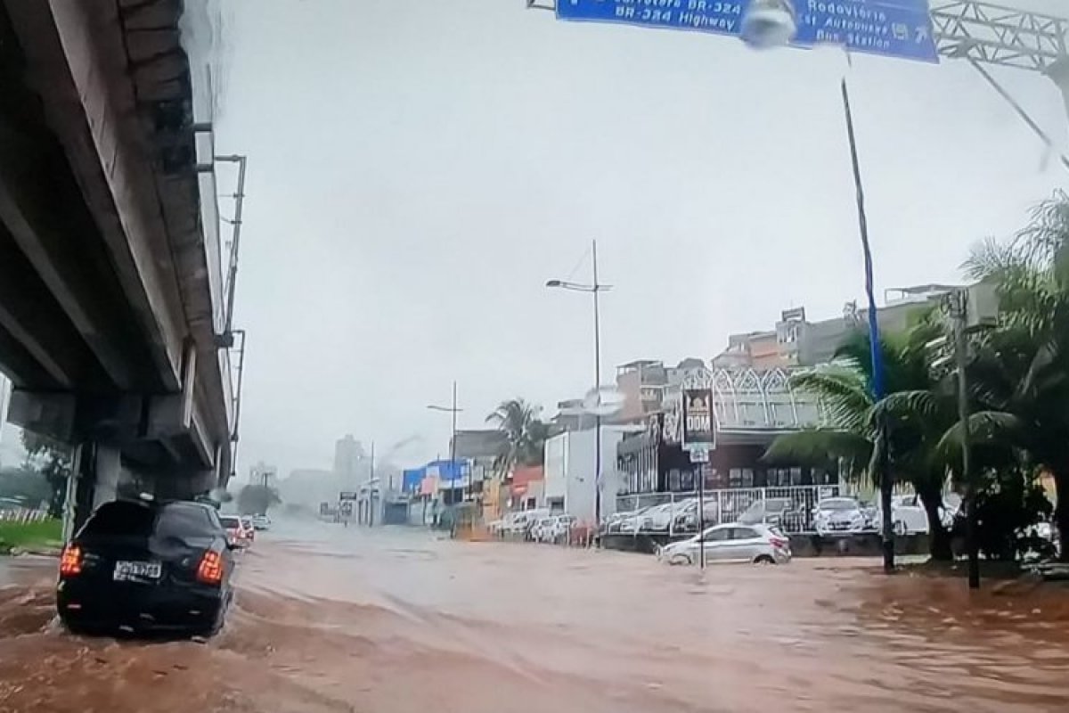 Fortes chuvas causam alagamentos em localidades de Salvador nesta segunda (27)