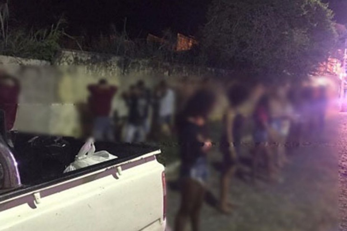 Polícia apreende veículo com 20 jovens que seguiam para 'Covidfest', em Ipiaú, na Bahia
