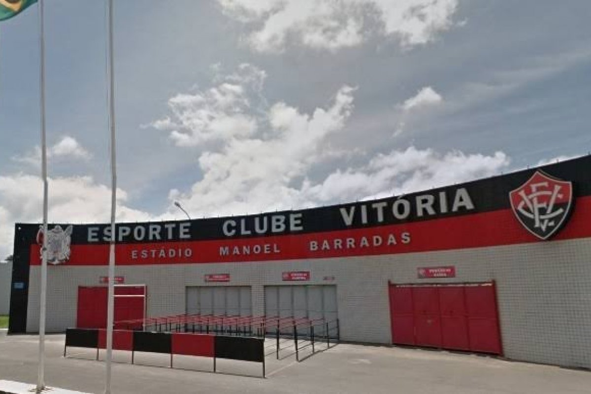 Famílias vítimas da pandemia recebem cestas básicas no Barradão nesta segunda