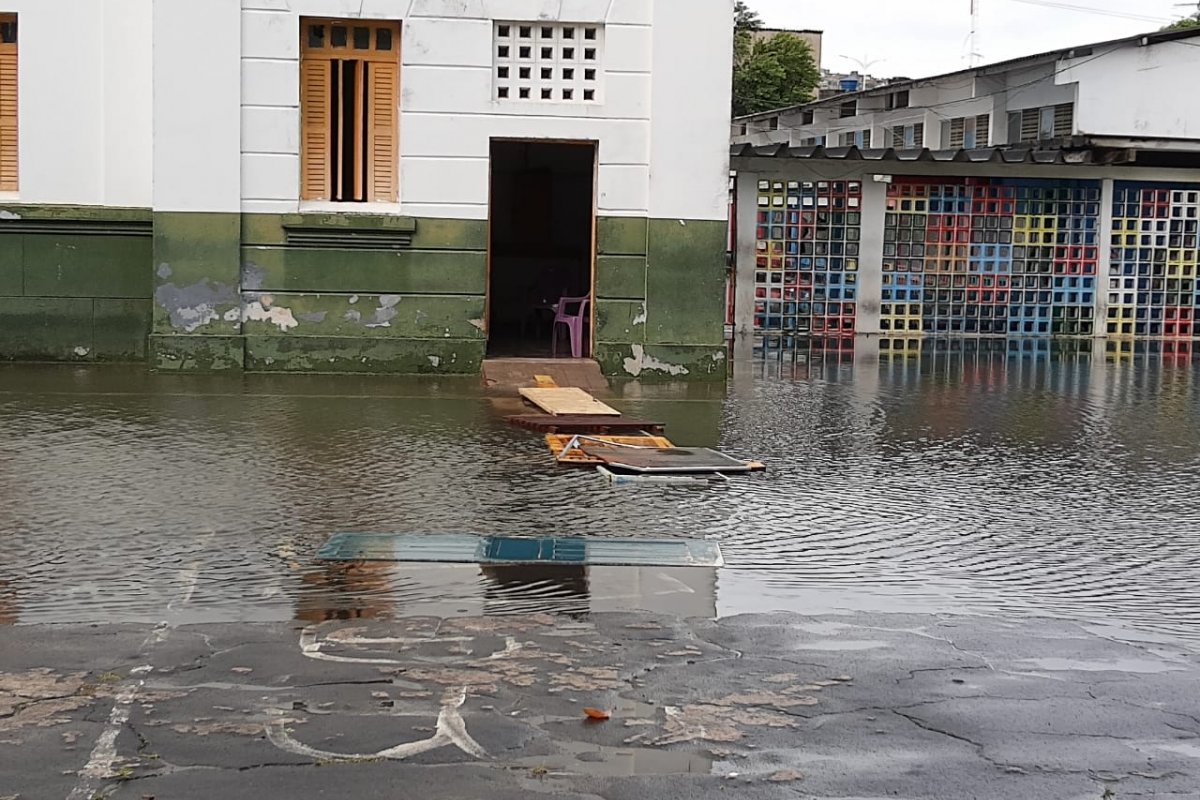 Veja vídeo: Hospital de Custódia e Tratamento alaga após forte chuva em Salvador