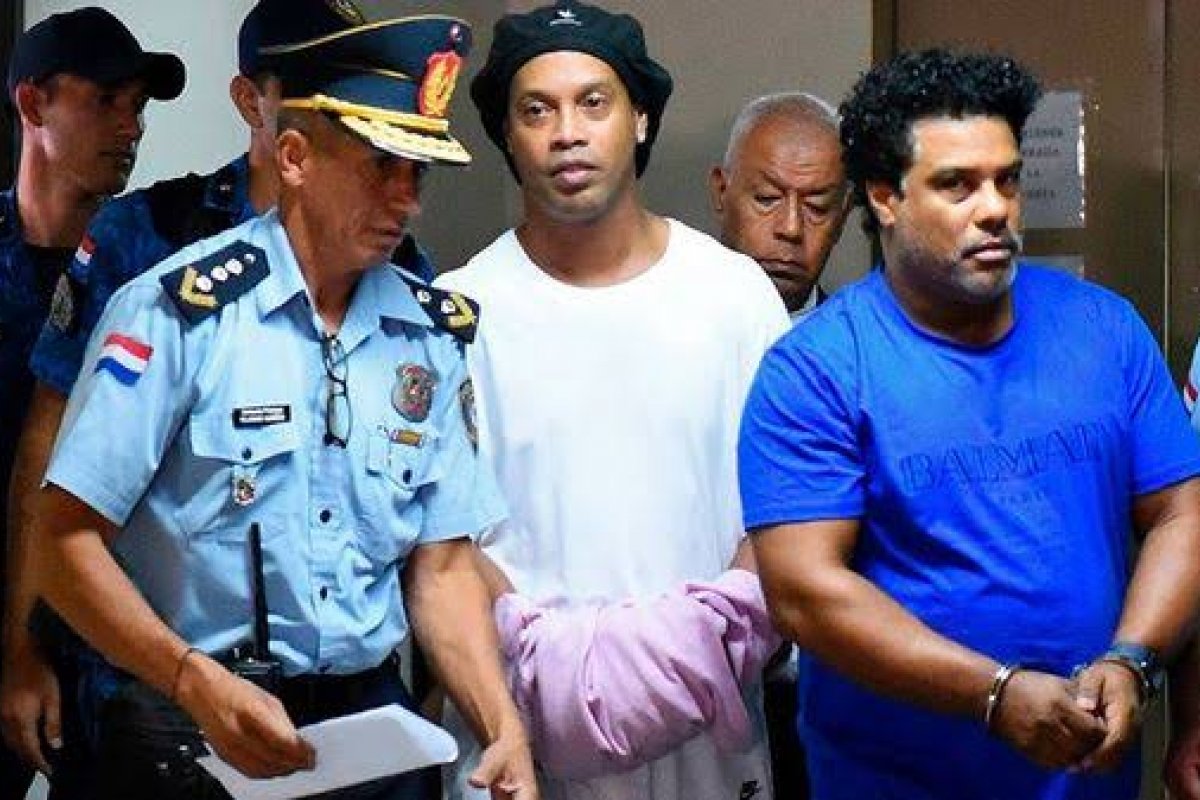 Após ser preso no Paraguai, Ronaldinho alega ser inocente em entrevista
