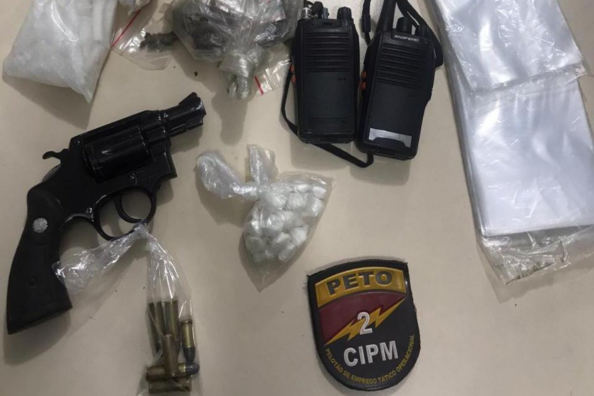 Rádios transmissores, arma e drogas são apreendidos no bairro das Sete Portas, em Salvador