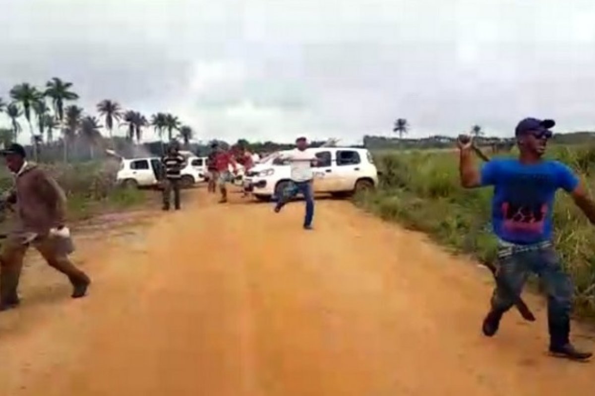 Sem terras atacam vigilantes de fazenda e incendeiam carros