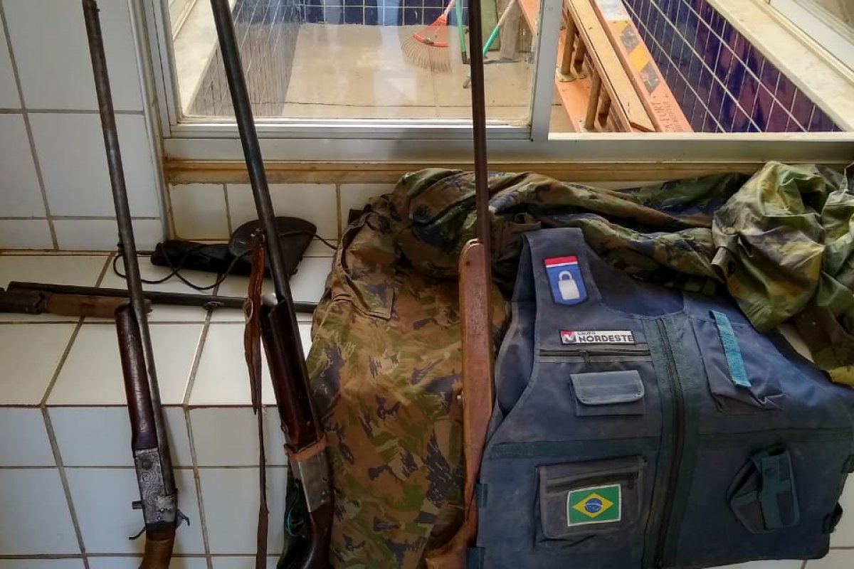 Espingardas, motocicleta e roupas camufladas são apreendidas em Xique-Xique