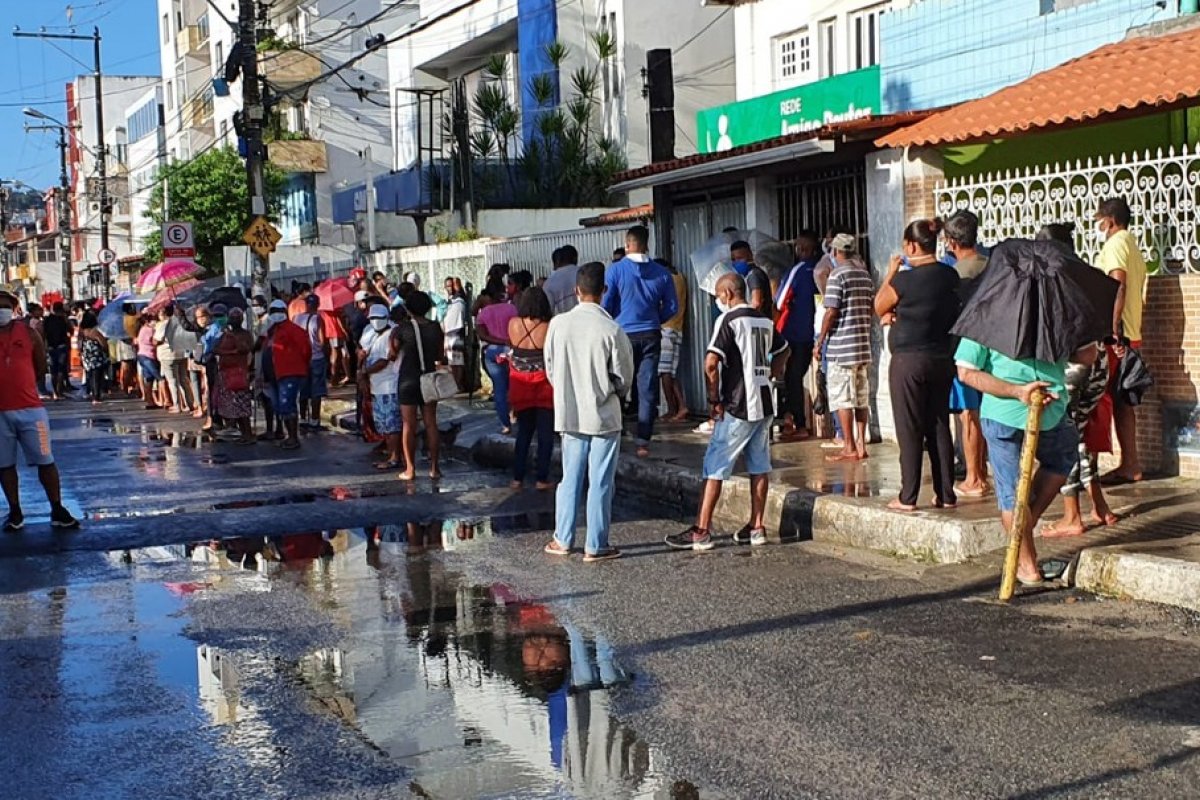 Filas enormes são registradas em agências da Caixa de Salvador e interior da Bahia