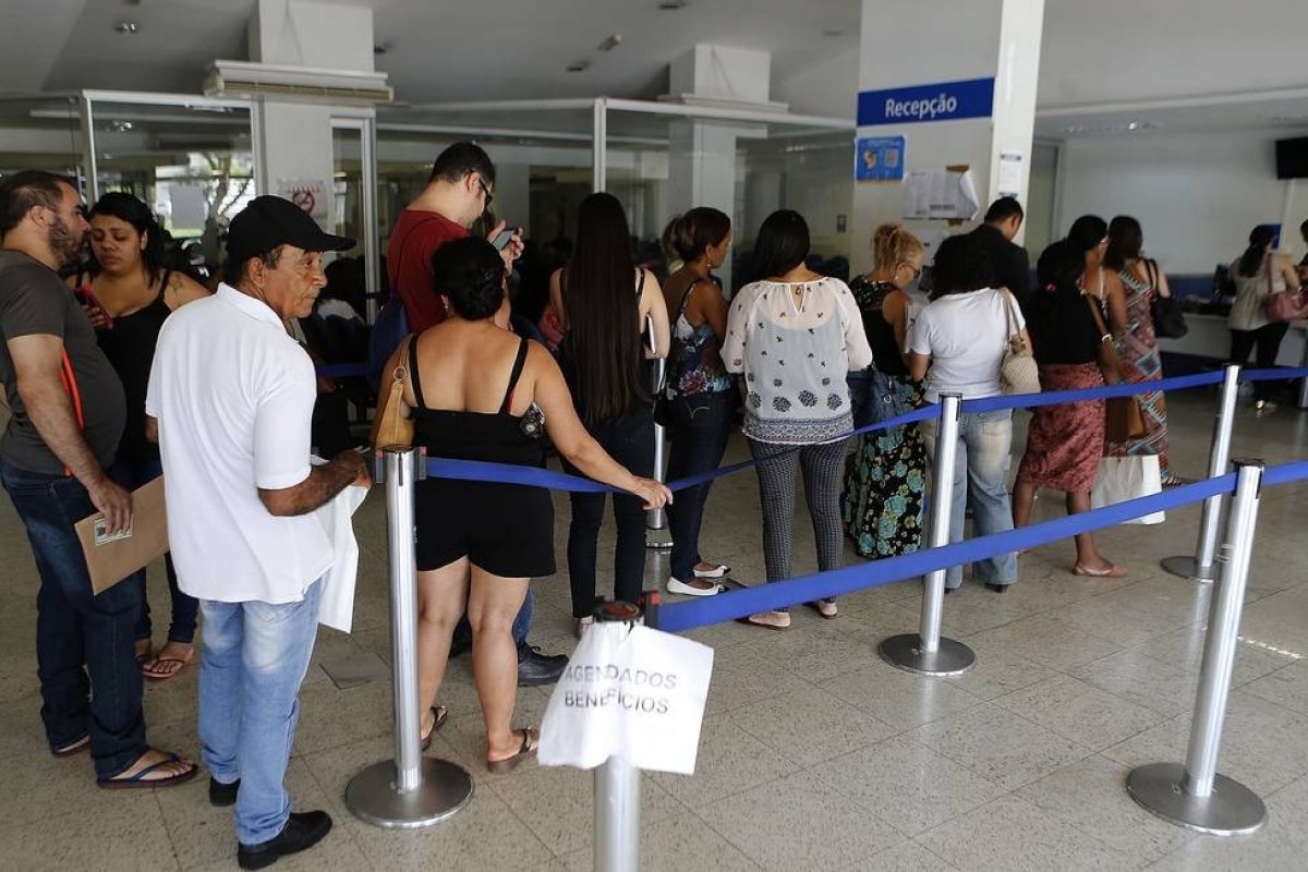 Governo autoriza contratação de mais de 8,2 mil temporários para redução de filas do INSS