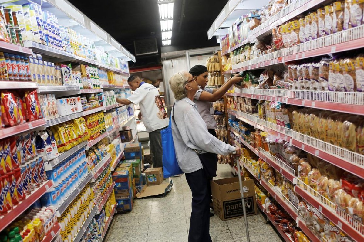 IPCA-15 cai em abril e registra menor resultado desde 1994