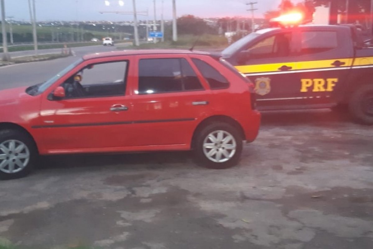 Homem foge após ser flagrado com carro roubado em Feira de Santana