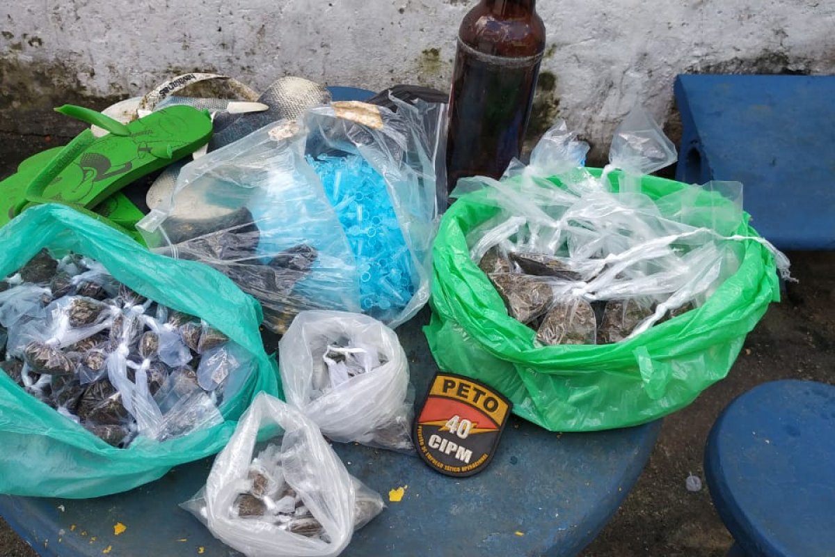 Polícia localiza grande quantidade de droga com homens armados