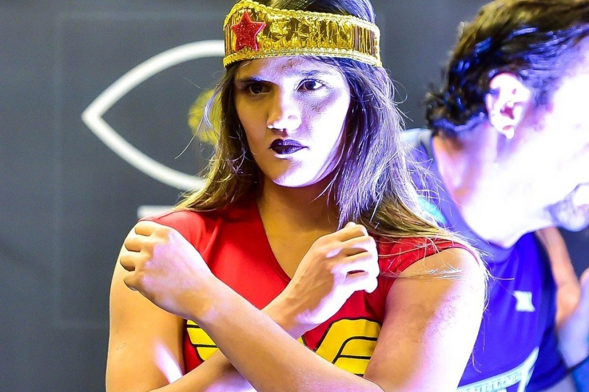 Lutadora de MMA agride um homem após sofrer assédio