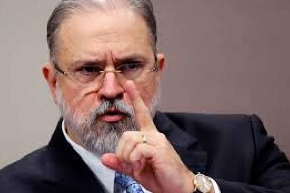 "Ainda não podemos falar em réus", afirma Augusto Aras sobre o caso de Moro