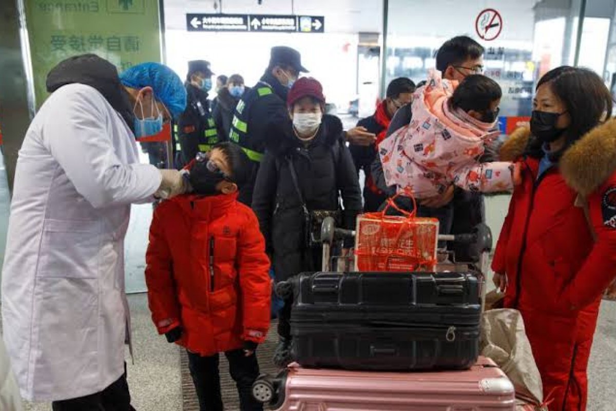China registra queda nos casos ativos de coronavírus, apesar de alta nos infectados