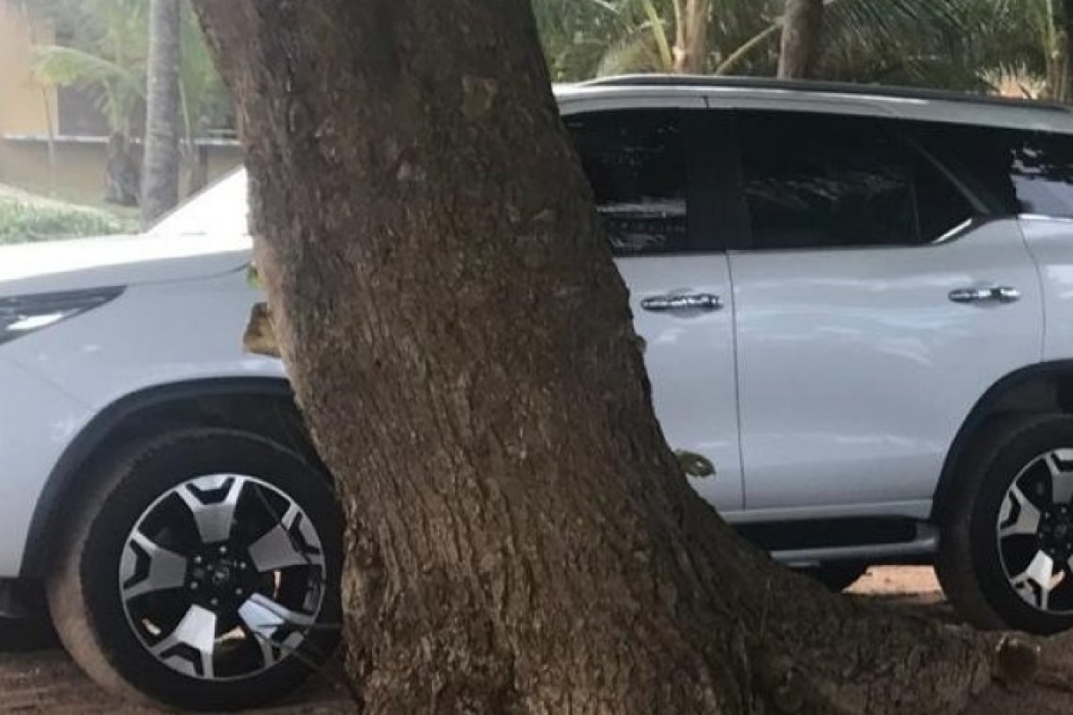 Homens assaltam carro em Vilas do Atlântico, em Lauro de Freitas