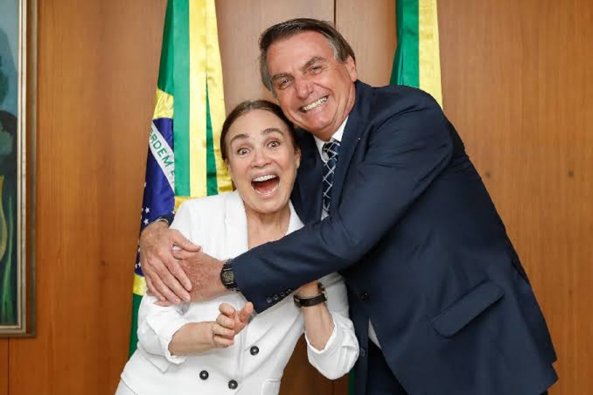 Bolsonaro lamenta ausência de Regina Duarte em Brasília e atriz sofre ataques nas redes sociais