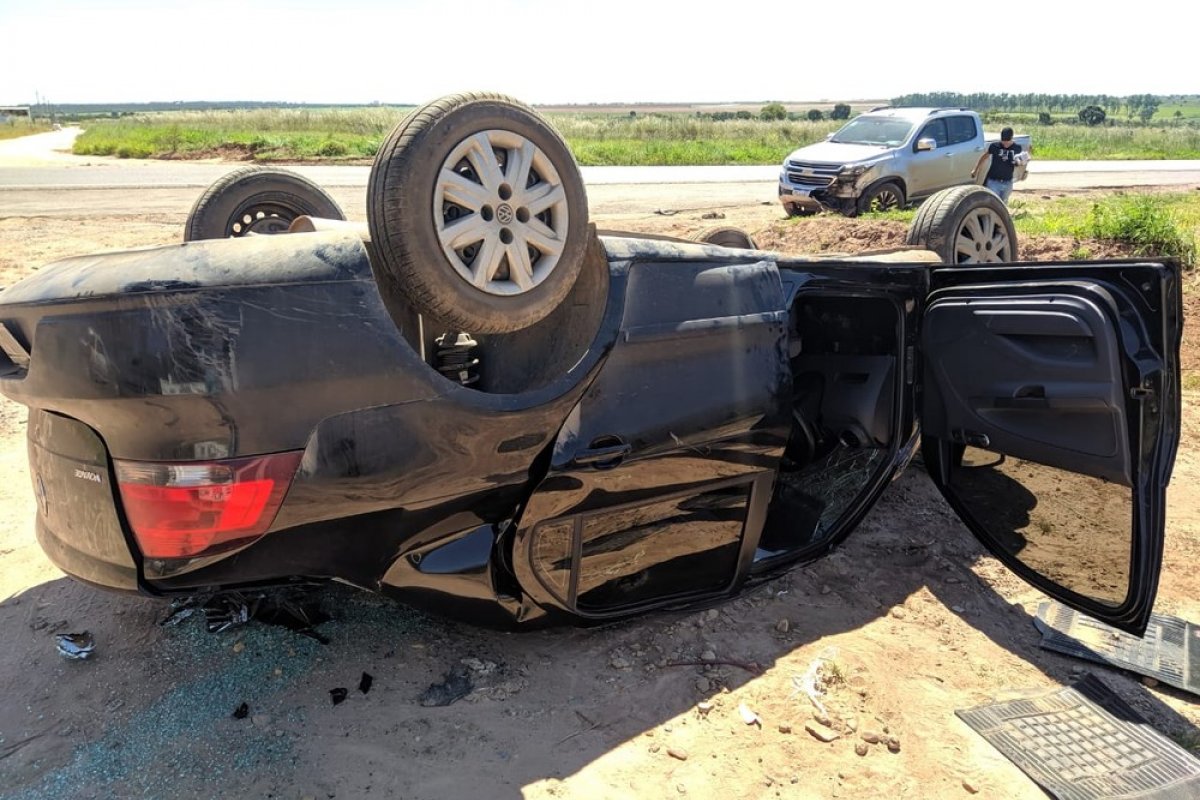 Batida entre carro e caminhonete em rodovia do oeste deixa feridos
