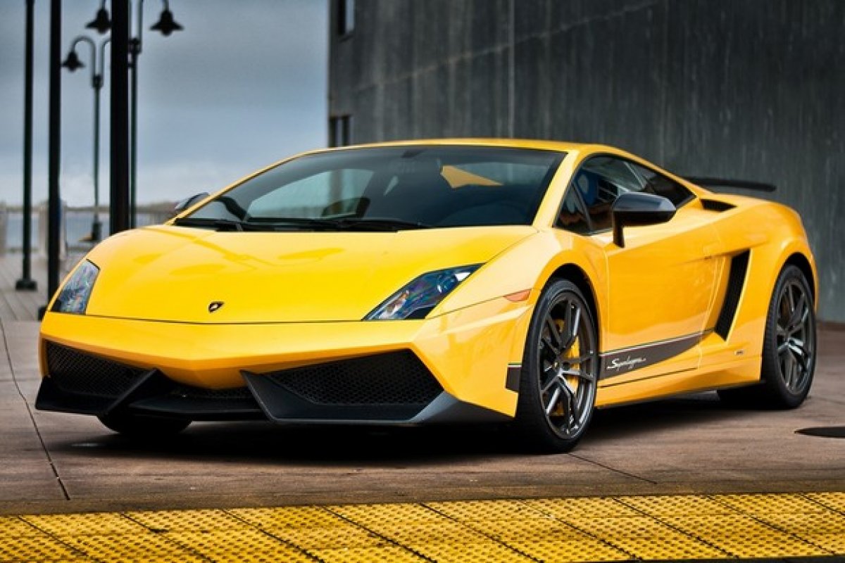 Dono anuncia sua Lamborghini por R$ 75 mil