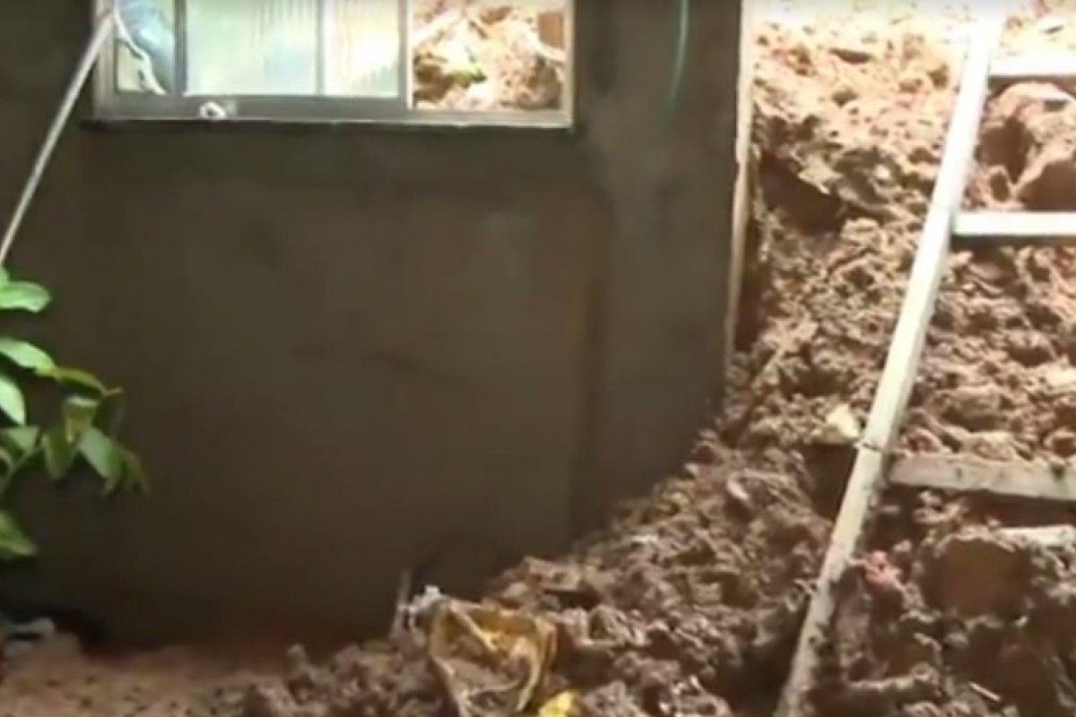 Deslizamento de terra derruba muro de uma casa em bairro de Salvador