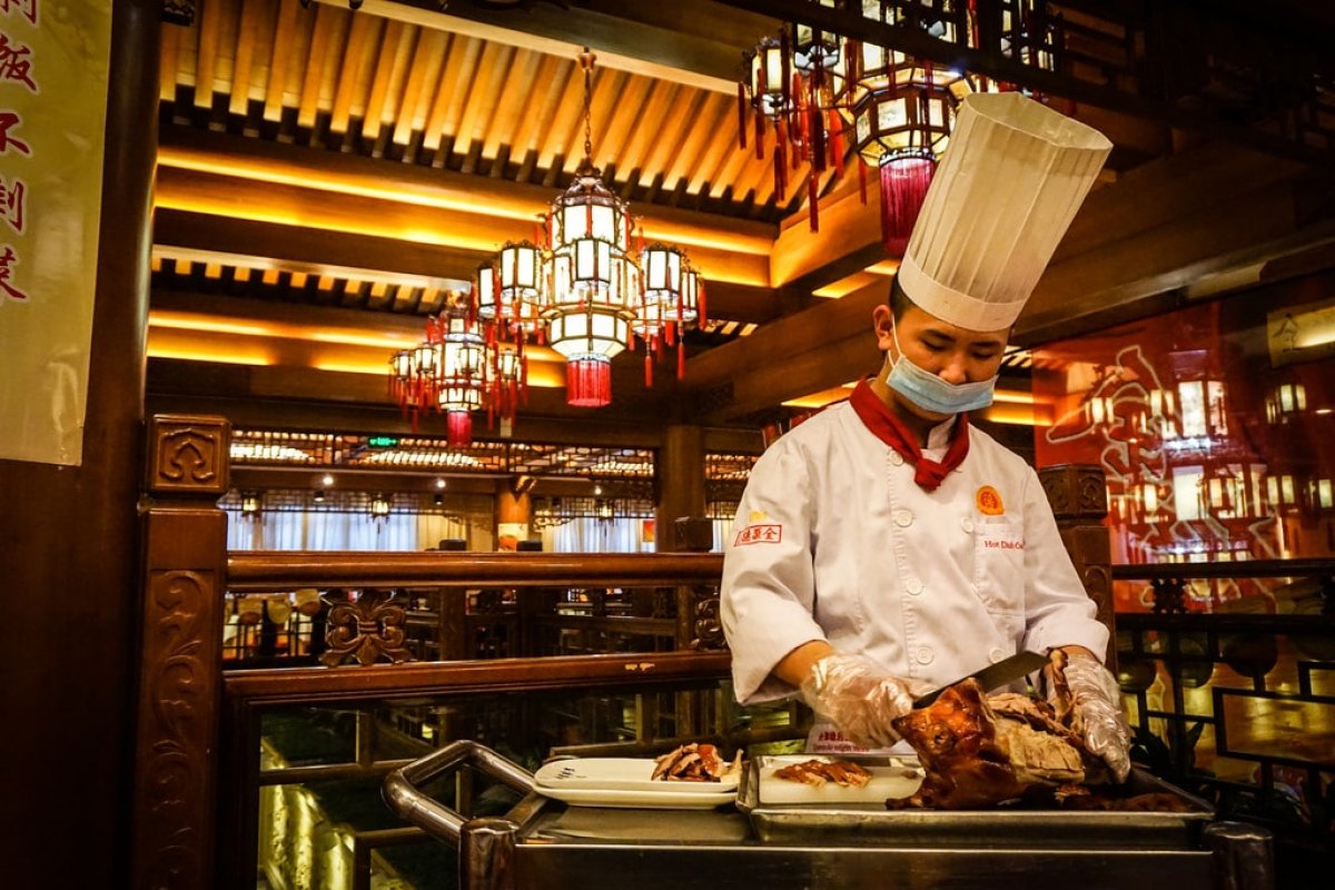 Pesquisadores indicam que locais mal ventilados estão propensos a transmissão do coronavírus