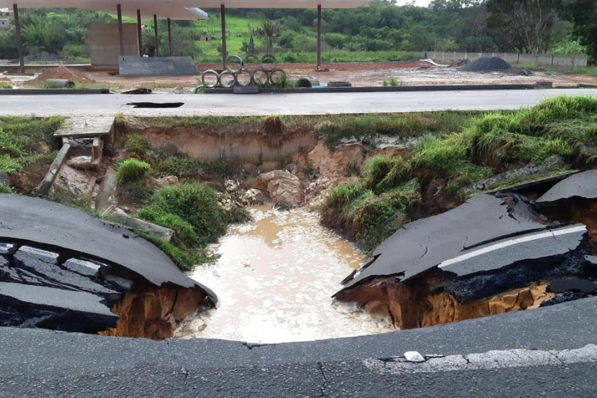Trecho da BR-324 próximo a Candeias é interditado após fortes chuvas