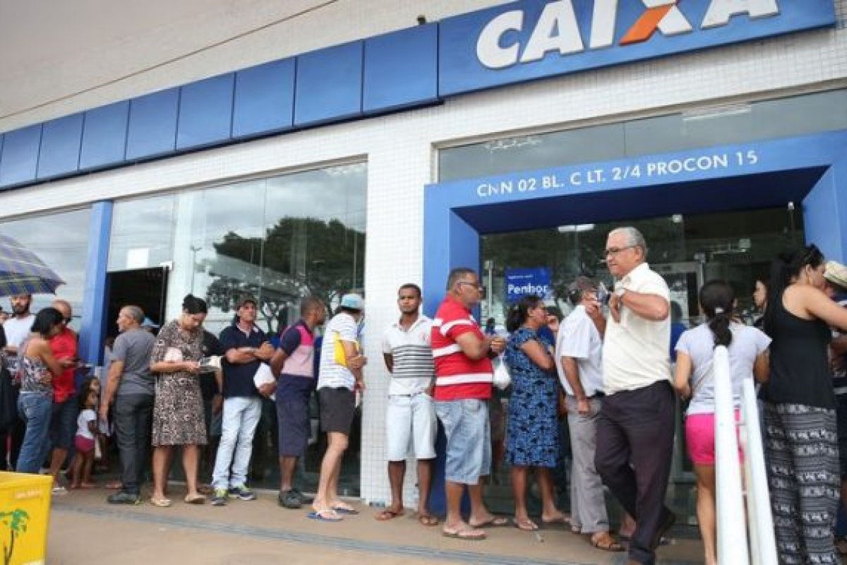 Homem é morto com tiro na cabeça em fila de banco em Salvador