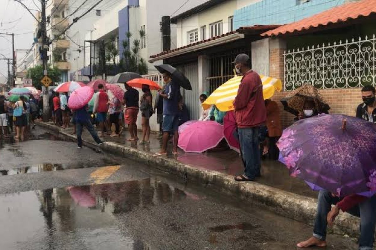 Baianos passam madrugada em fila de agências da Caixa para sacar Auxílio Emergencial