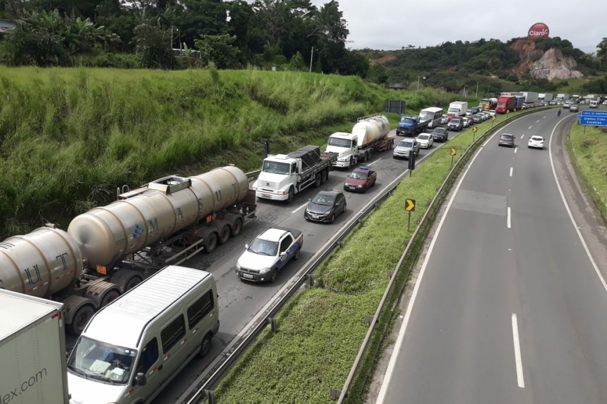 Vídeo: interdição da PRF na BR-324, por causa de buraco, deixa trânsito intenso