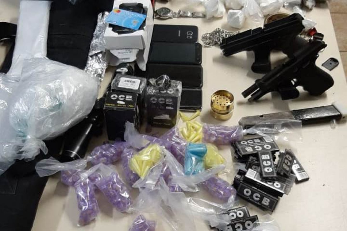 Suspeito de homicídio e tráfico de drogas é preso durante operação policial em Salvador