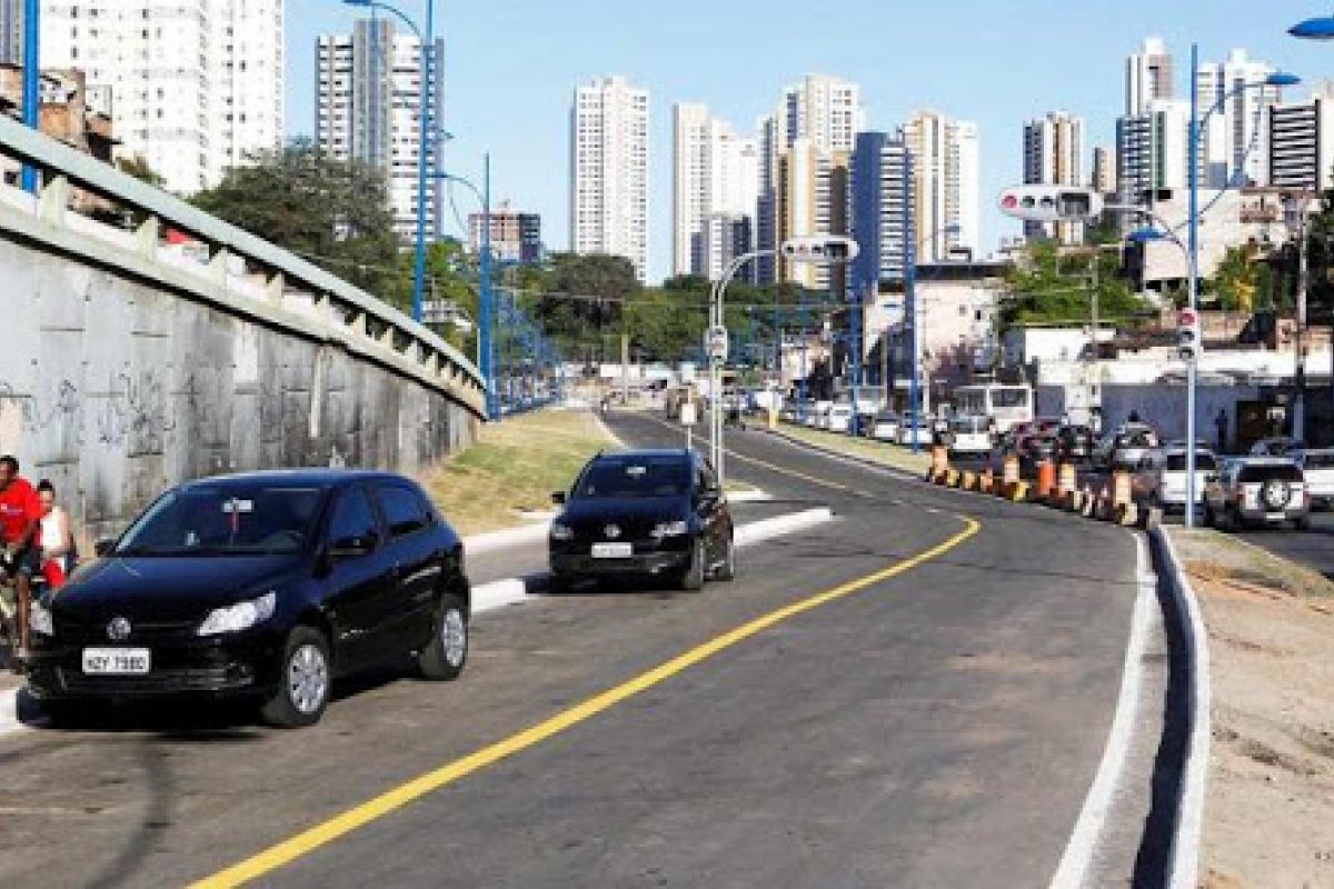 Homem é preso após ser flagrado com carro roubado na avenida Vasco da Gama