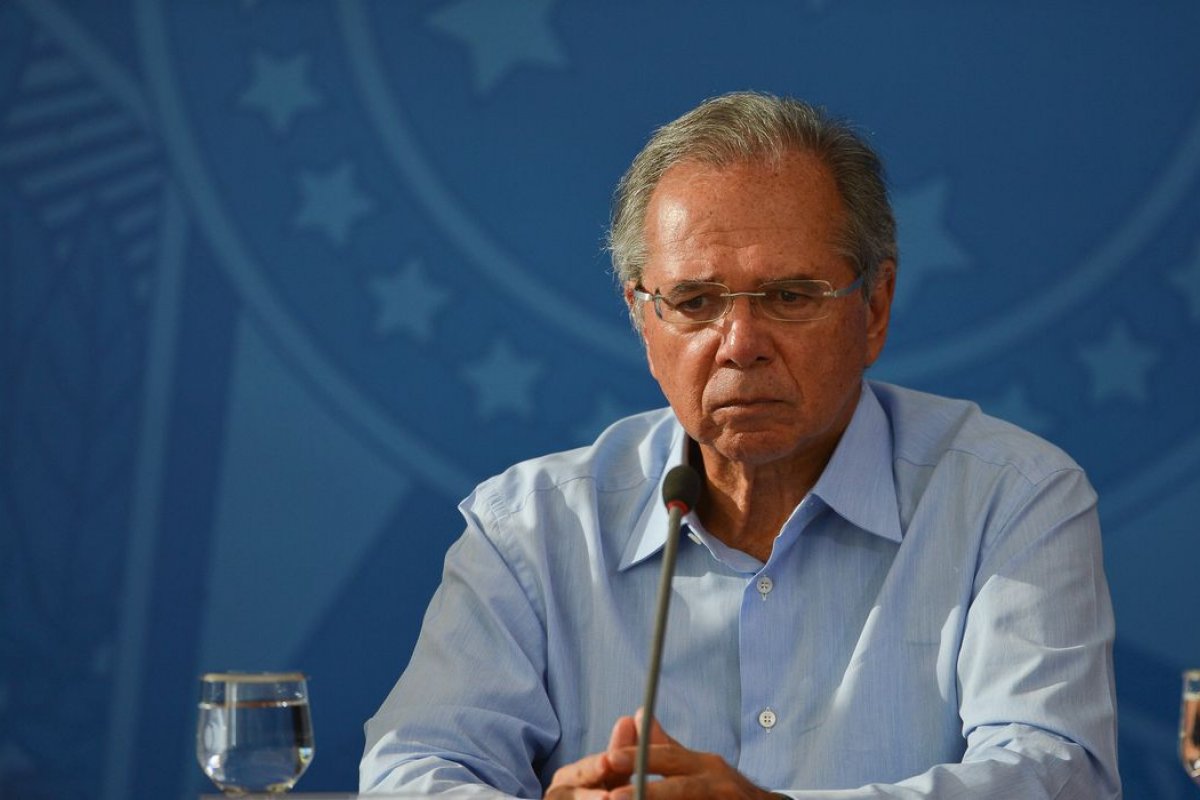 Guedes admite que BC pode emitir moeda para controlar crise