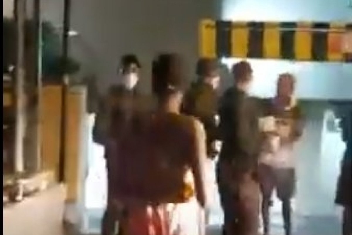 Vídeo: Exército distribui comida a população de rua no Recife