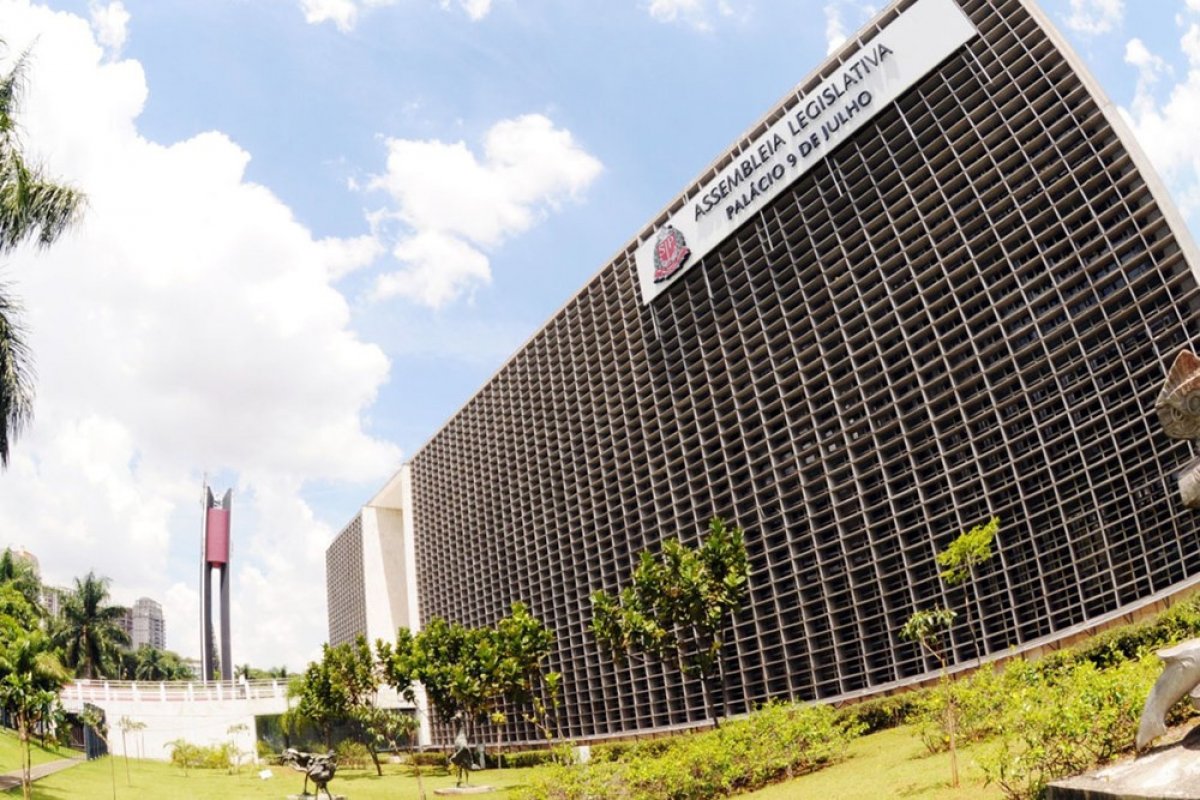 Alesp aprova projeto que prevê redução nos salários de deputados