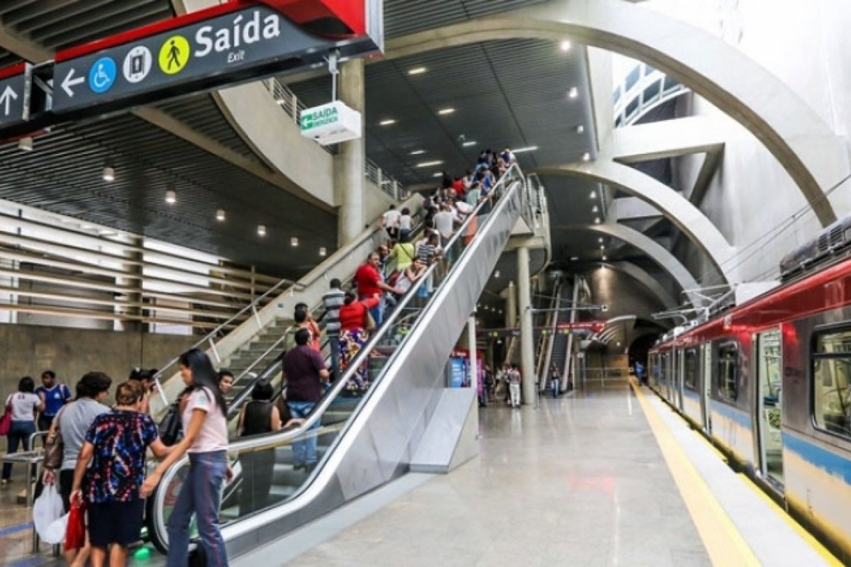 Trem da linha 1 do metrô apresenta falha e é evacuado
