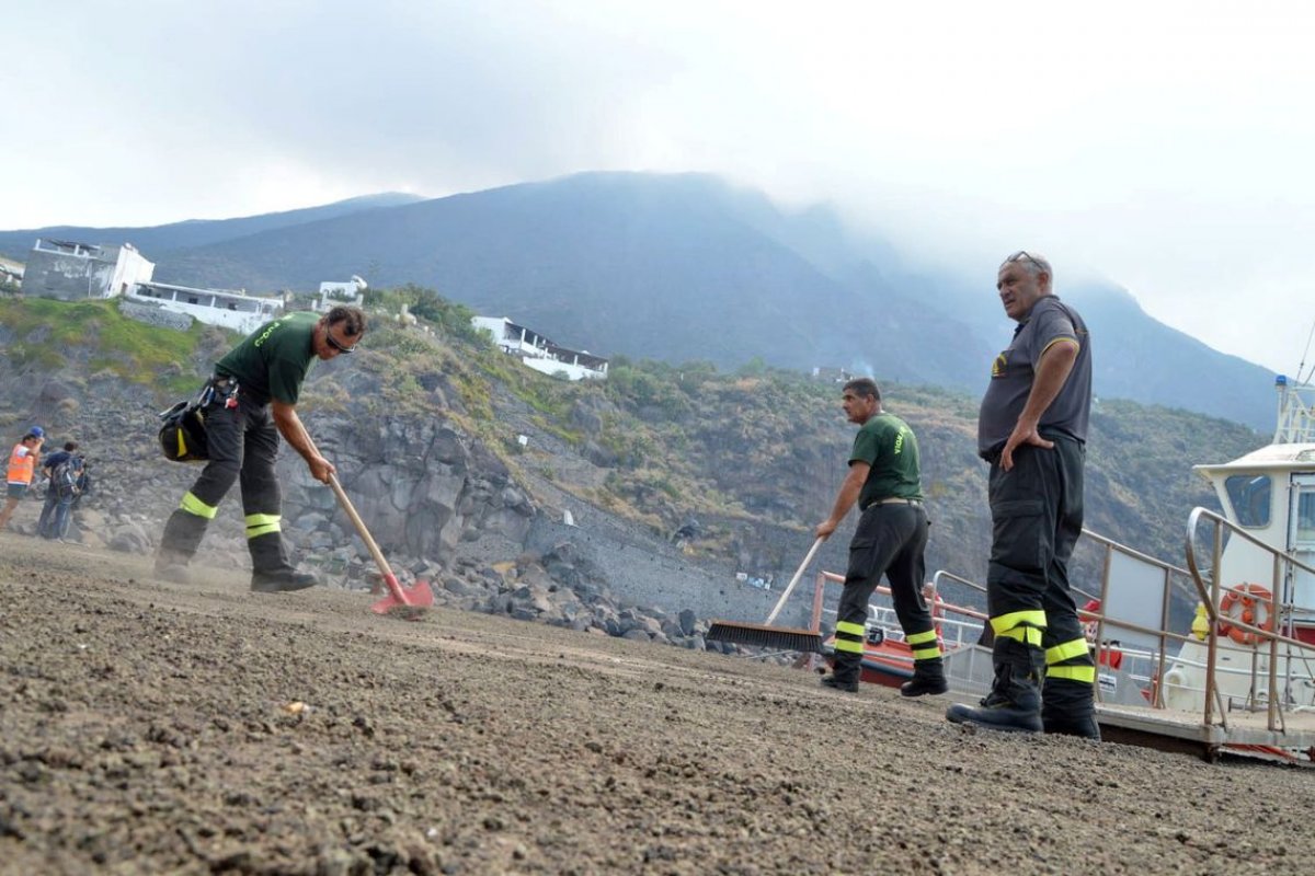 Vulcão entra em erupção na ilha de Stromboli e mata uma pessoa