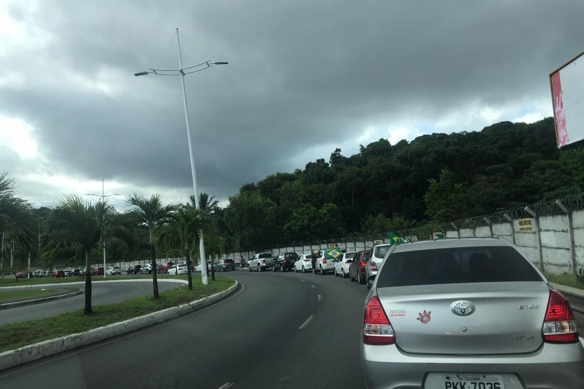 Manifestantes fazem carreata pró-Bolsonaro em Salvador