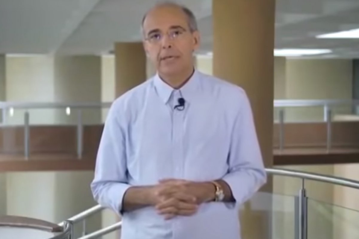 Nas redes sociais, Bolsonaro divulga vídeo em apoio ao presidente do CFM