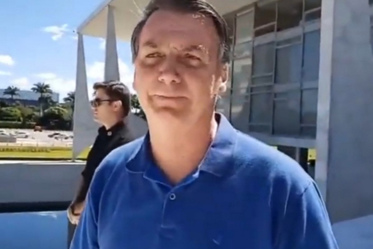 Veja vídeo: "Faremos cumprir a constituição" diz Bolsonaro em live durante manifestação