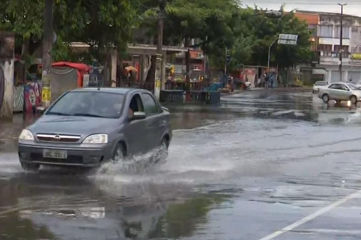 Chuva e rajadas de vento assolam Salvador na manhã desta segunda (4)