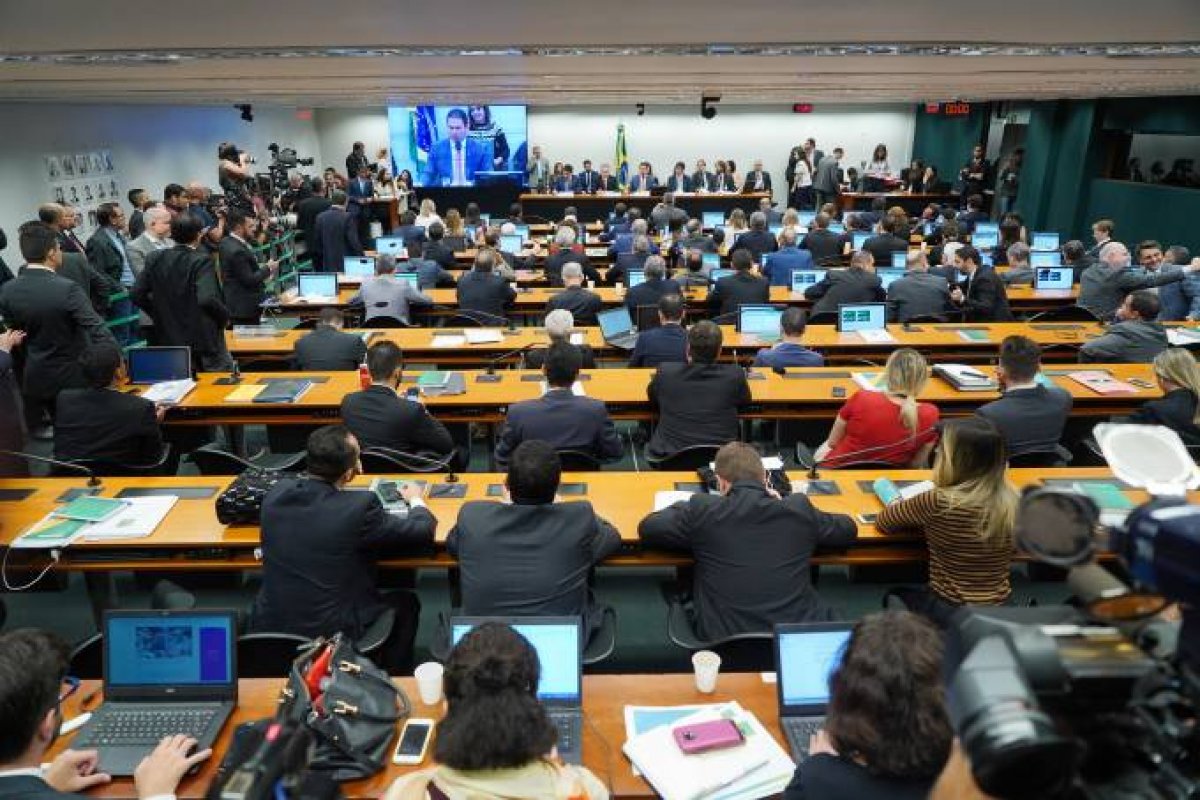 Após rejeitar pedidos para adiar, comissão deve votar Reforma da Previdência hoje