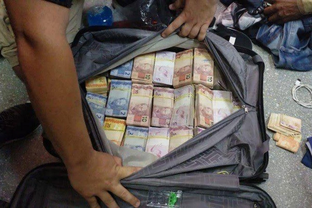 Funcionários de banco no DF são presos suspeitos de facilitar roubos em agências da Bahia e outros estados