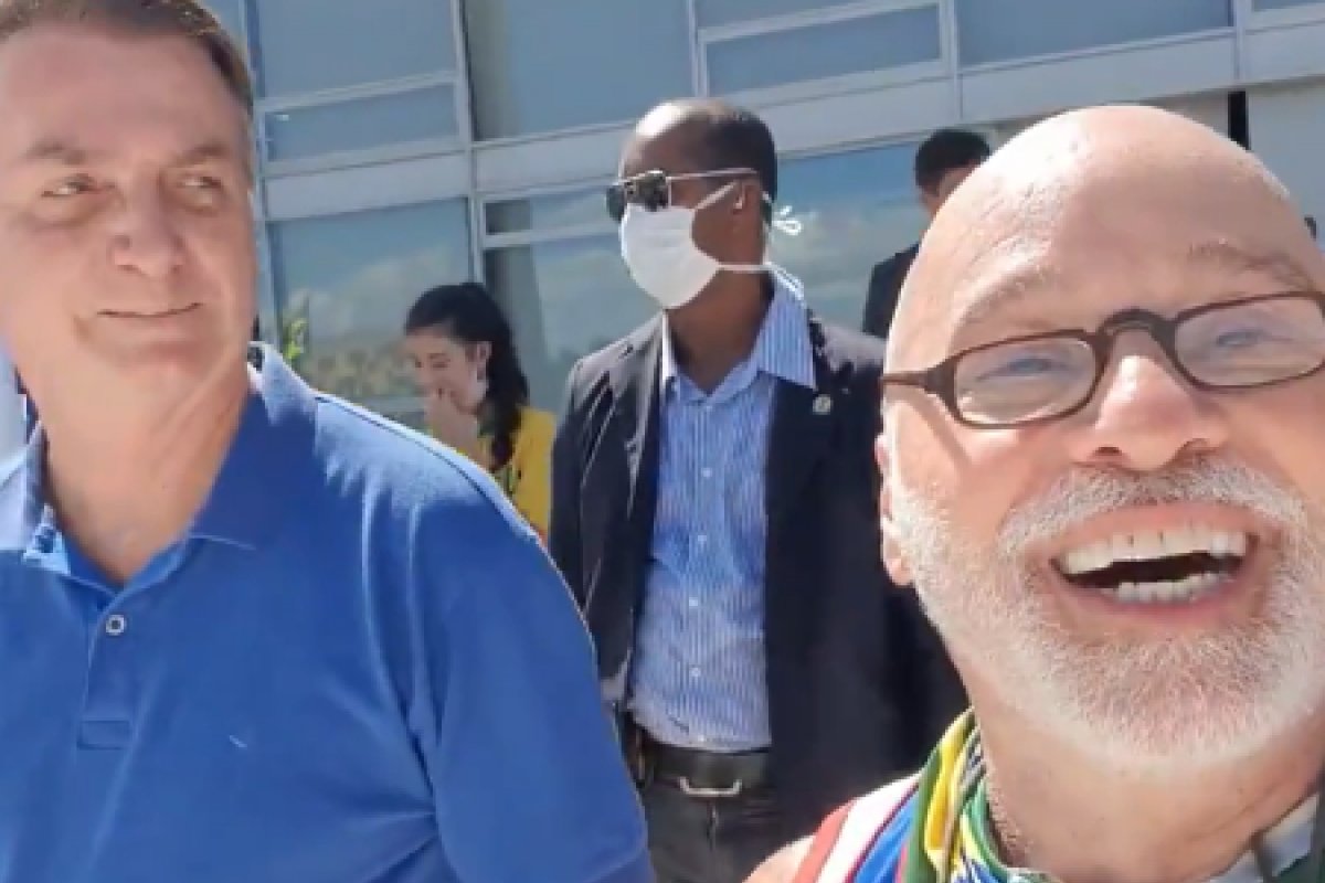 Veja vídeo: Paulo Cintura vai em ato em Brasília e muda bordão: "Bolsonaro é o que interessa"