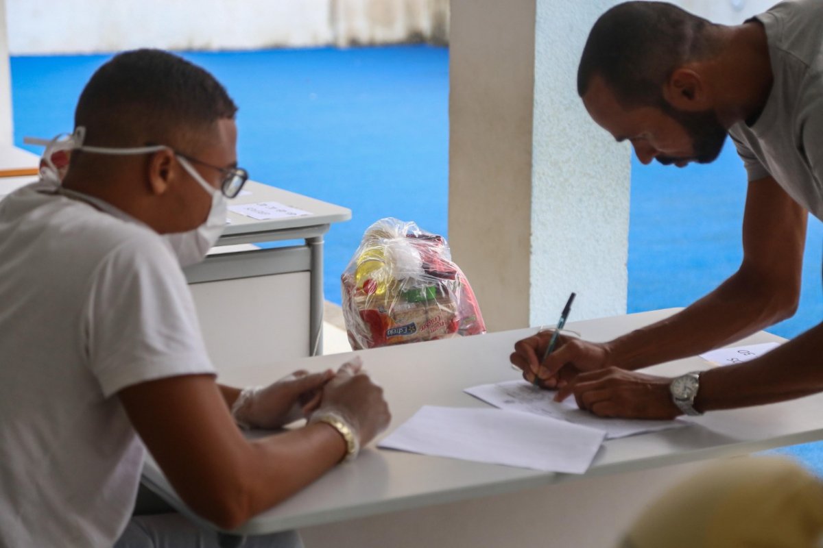 Começa nova etapa de entrega de cestas básicas para alunos da rede municipal