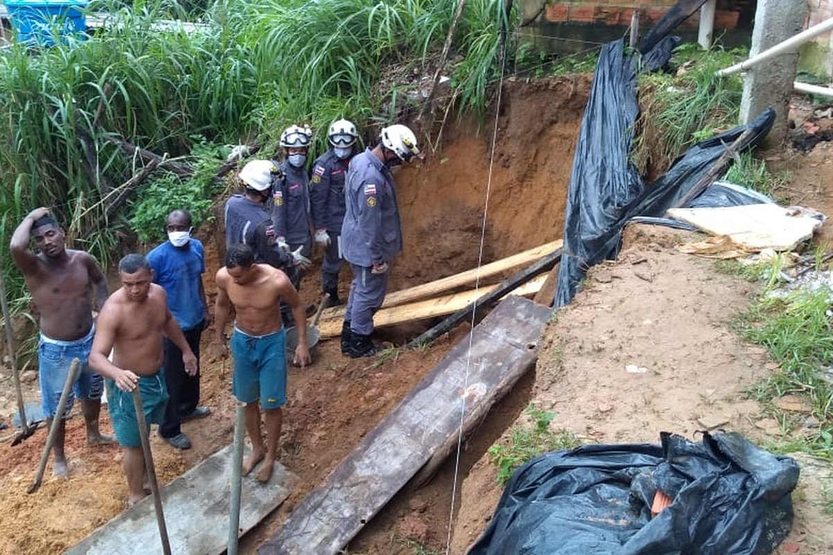 Homem é vítima de soterramento enquanto cavava buraco em bairro de Salvador