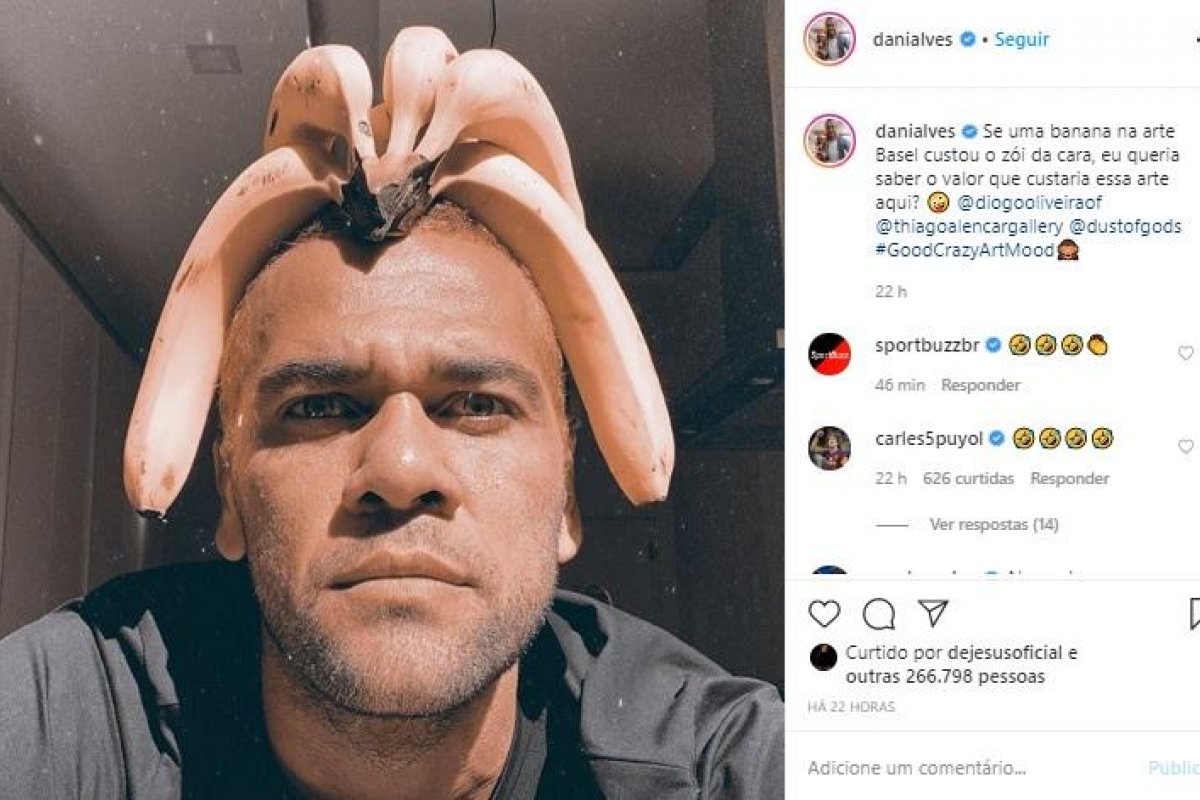 Atleta Daniel Alves surge com bananas na cabeça e diverte a web