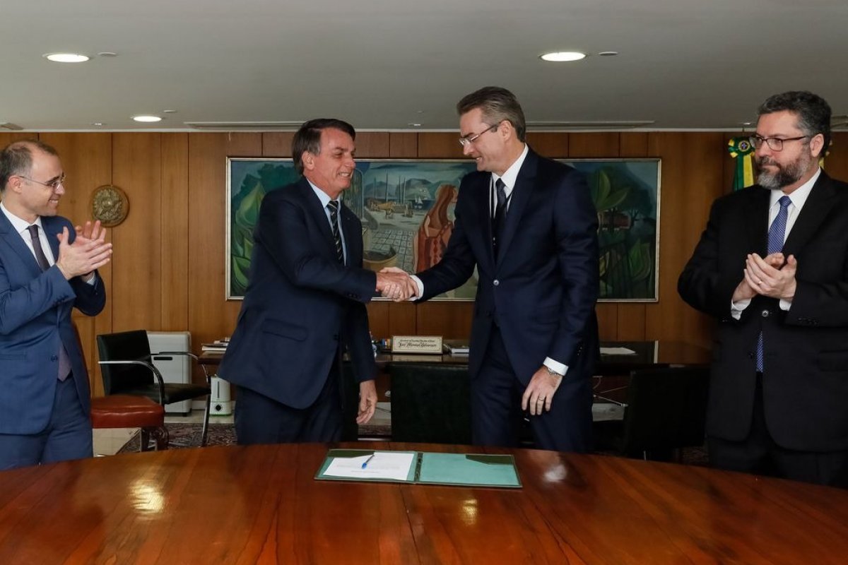 Nomeado e empossado, ponto final