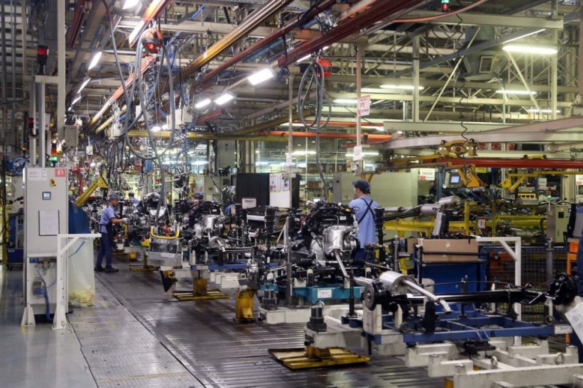 Produção industrial cai 9,1% em março e tem pior resultado desde 2002