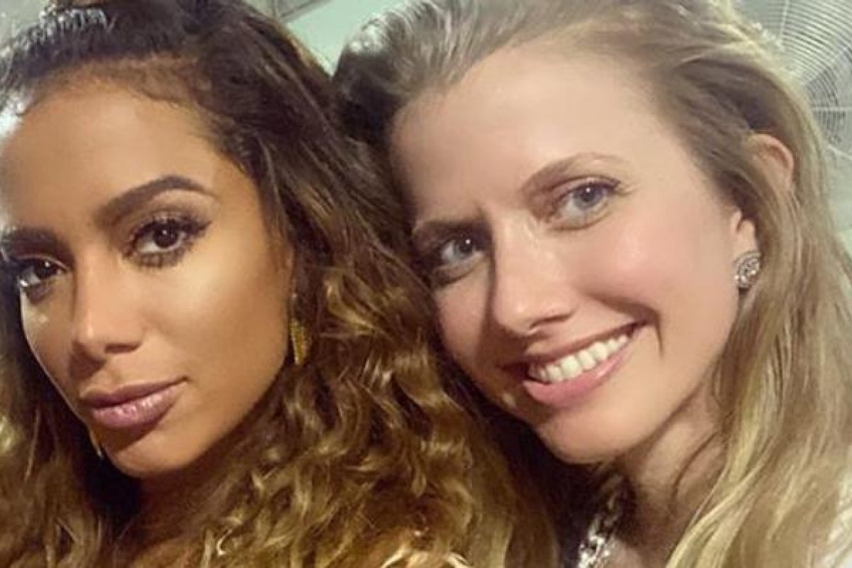 Anitta e Gabriela Prioli revelam que vão fazer lives para falar sobre política