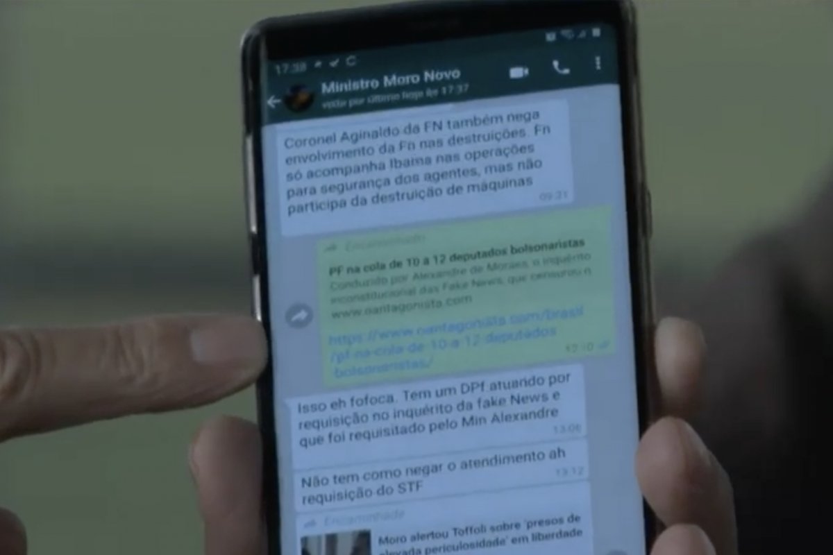 Bolsonaro reponde Moro e mostra mensagem no celular: "Mentira deslavada"