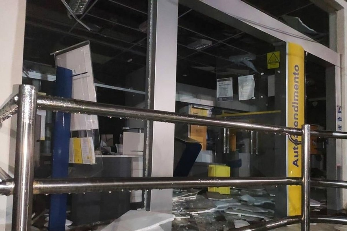 Agência bancária é explodida por grupo armado no sul da Bahia