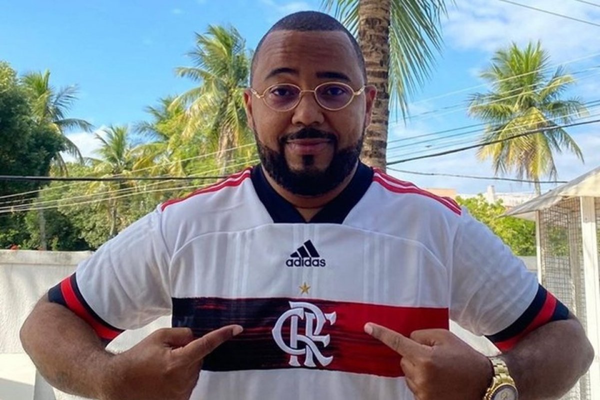 Antes de ser lançada, Dudu Nobre exibe nova camisa do Flamengo e em seguida deleta do Instagram