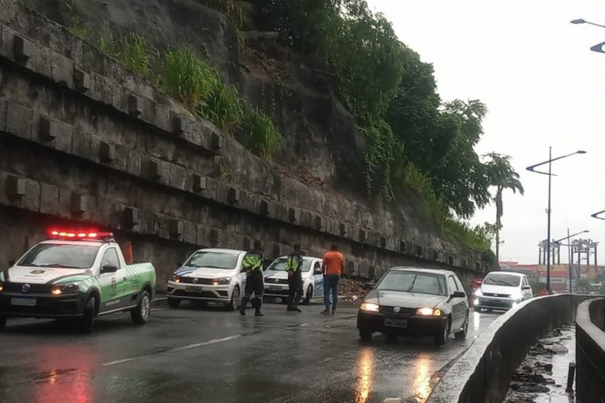 Deslizamento de terra atinge Avenida Jequitaia em Salvador